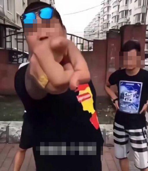 抖音花臂网红吃瓜,揭秘娱乐圈幕后真相  第2张